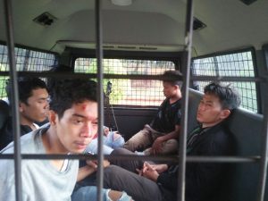 Aksi 20 Tahun Reformasi di Depan Istana Berakhir Cheos, 7 Mahasiswa Terluka Dan Ditangkap Aksi 20 Tahun Reformasi di Depan Istana Berakhir Cheos, 7 Mahasiswa Terluka Dan Ditangkap