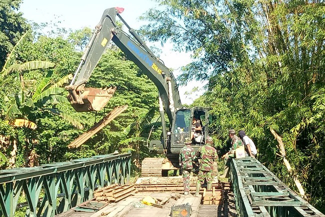 Yon Zipur Makassar Gelar Perbaikan Jembatan Lafuteng Wajo