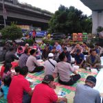 Polsek Cengkareng Buka Puasa Bersama Masyarakat di Bawah Fly Over