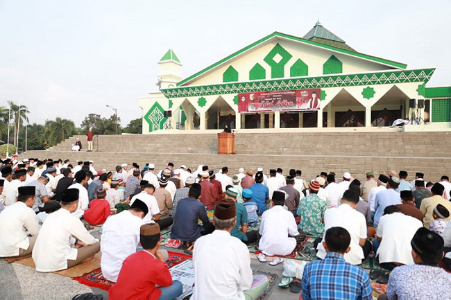 Bupati Tulangbawang Sholat Idul Adha di Masjid Islamic Center Menggala