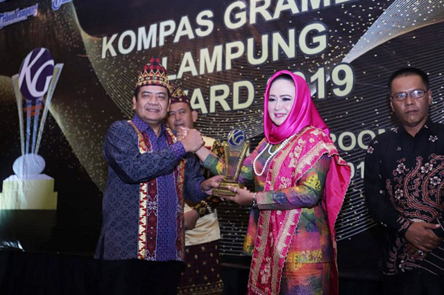 Tulangbawang Terima Kompas Gramedia Lampung Award 2019