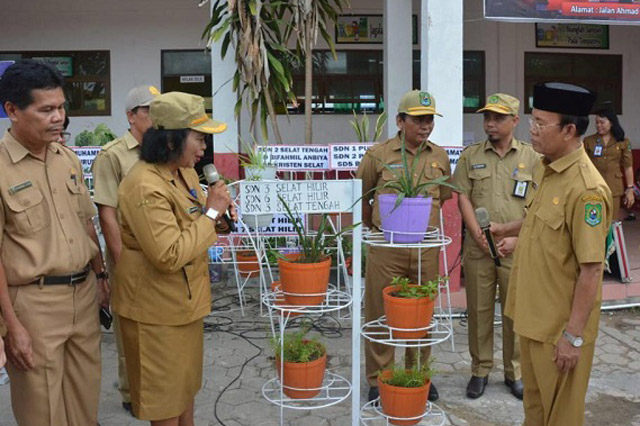 Sekolah di Kuala Kapuas Sumbang Pot Bunga ke Pemkab Demi Adipura