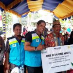 PLN Serahkan Bantuan One Man One Hope Untuk Warga Handel Enon