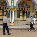Personil Polsek Kahayan Kuala Semprotkan Disinfektan di Tempat Ibadah