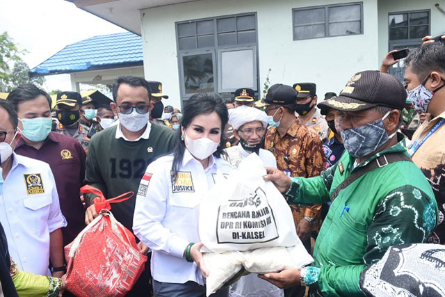 Anggota Komisi III DPR RI Ary Egahni Tinjau Korban Banjir Kalsel